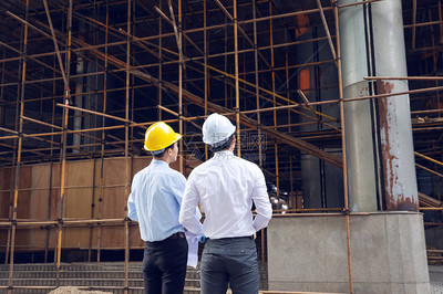 建筑工程師討論施工項(xiàng)目背影